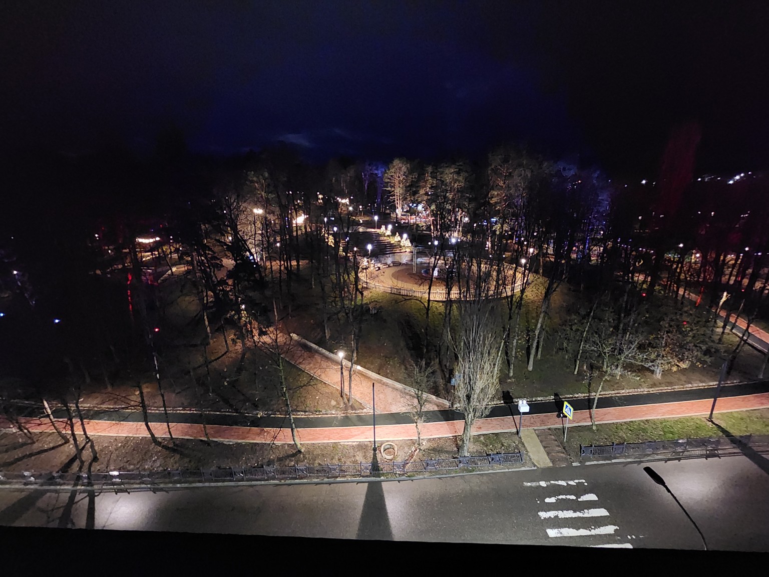 Освещённые дорожки парка вечером